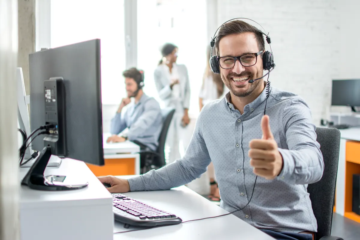 A happy call/contact centre agent using 3cx and managed services in Melbourne
