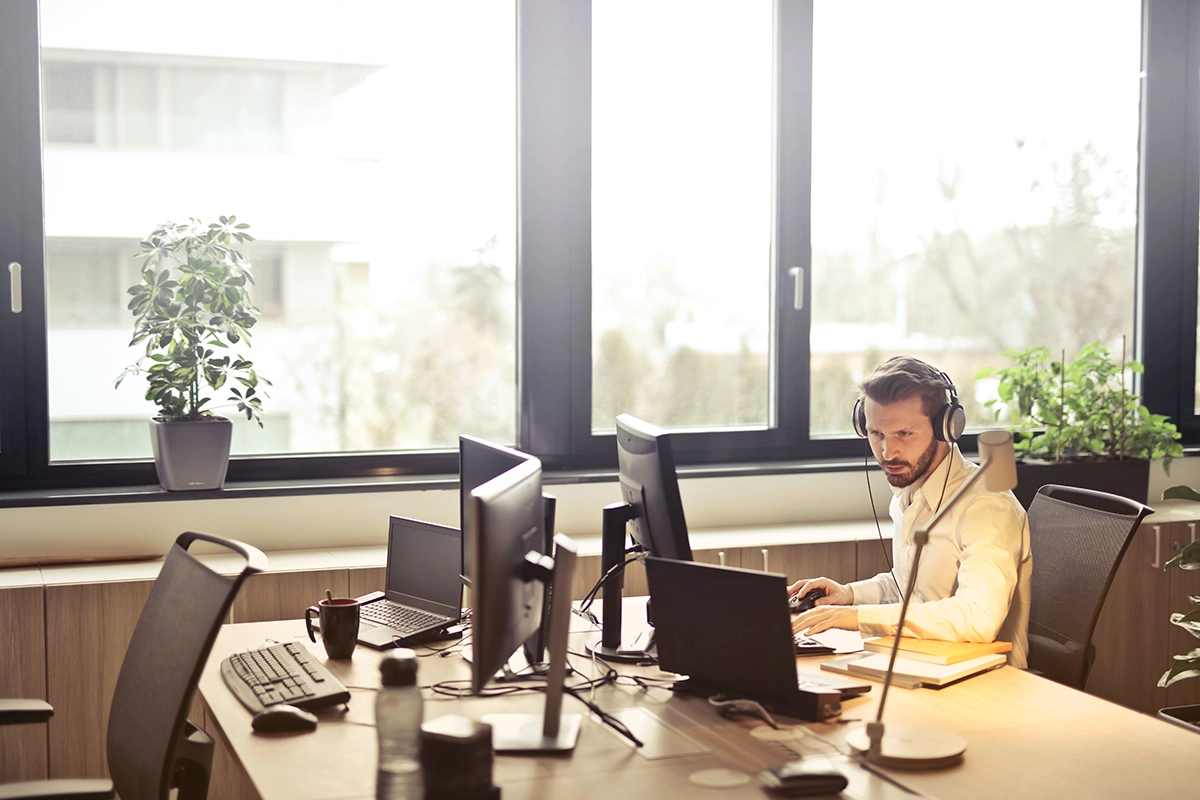 Delivering Exceptional IT Support: A Managed Services Australia Analyst at Work. Service desk analyst from Managed Services Australia providing IT support to a customer over the phone.