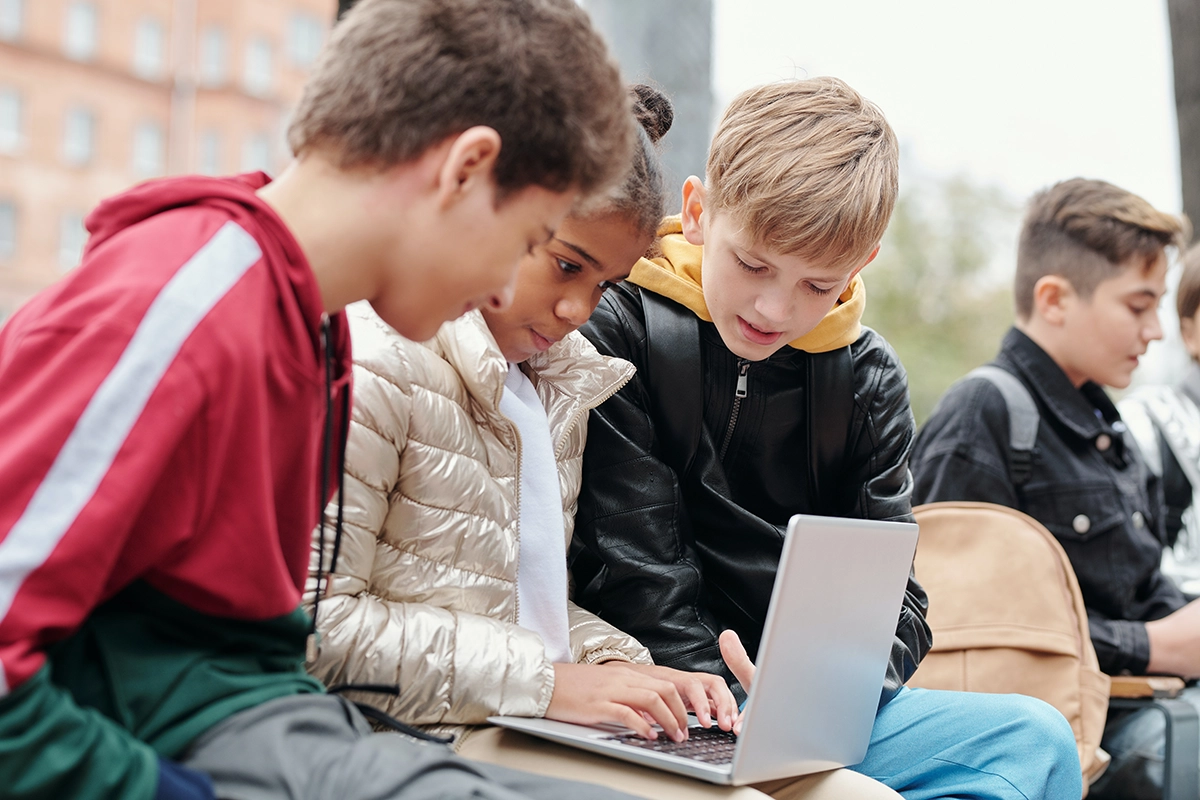 Technology in Education – School Kids Sharing a Laptop School_kids_sharing_laptop_Managed_Services_Australia