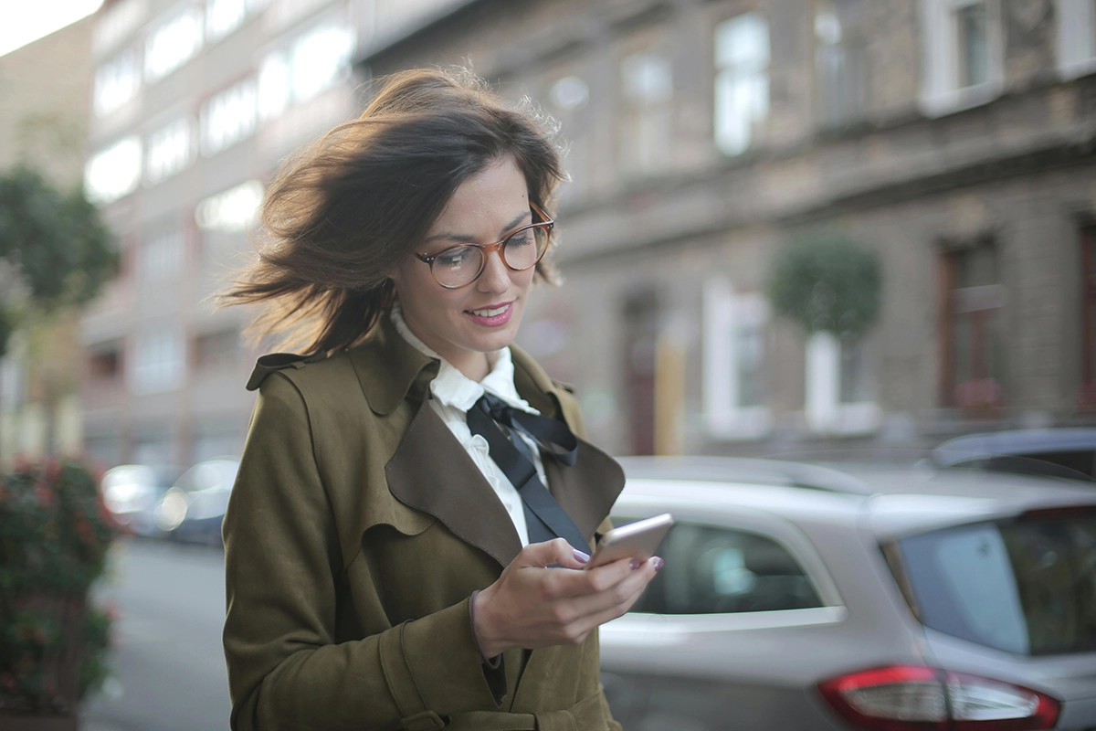 Businesswoman using 3CX SMS Integration on her phone